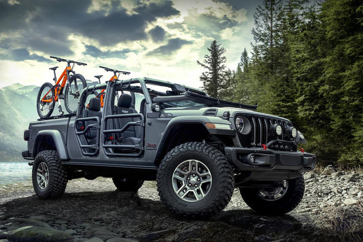 Do dựa trên nền tảng dòng xe ôtô offroad Wrangler nổi tiếng, những chiếc bán tải Jeep Gladiator 2020 có được khả năng vượt địa hình ấn tượng và chịu tải tốt. Gladiator có khoảng sáng gầm lên tới 28,2cm, khả năng lội nước sâu 76,2cm, góc tới 43,6 độ, góc thoát 26 độ và góc vượt đỉnh dốc tối đa 20,3 độ. Khi bắt đầu được mở bán, Gladiator sẽ chỉ có duy nhất phiên bản động cơ xăng V6 3.6l Pentastar nạp khí tự nhiên với công suất 285 mã lực và mô-men xoắn 352Nm.
