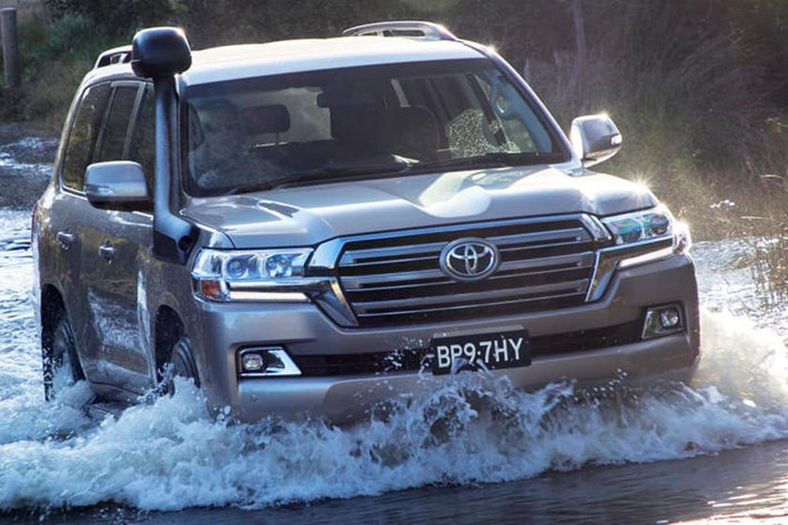 Toyota Land Cruiser 2019 sở hữu nội thất sang trọng cùng với khả năng off-road đỉnh cao nhờ một số tính năng được cải tiến. Khả năng off-road của Land Cruiser 2019 được cải thiện đáng kể nhờ công nghệ điều khiển hệ thống treo thủy lực Kinetic Dynamic Suspension System (KDSS). Công nghệ này giúp cải thiện khả năng giữ cân bằng của bánh xe khi thanh chống lăn ngắt kết nối cùng với khóa vi sai sau giúp tối ưu hóa độ bám đường.