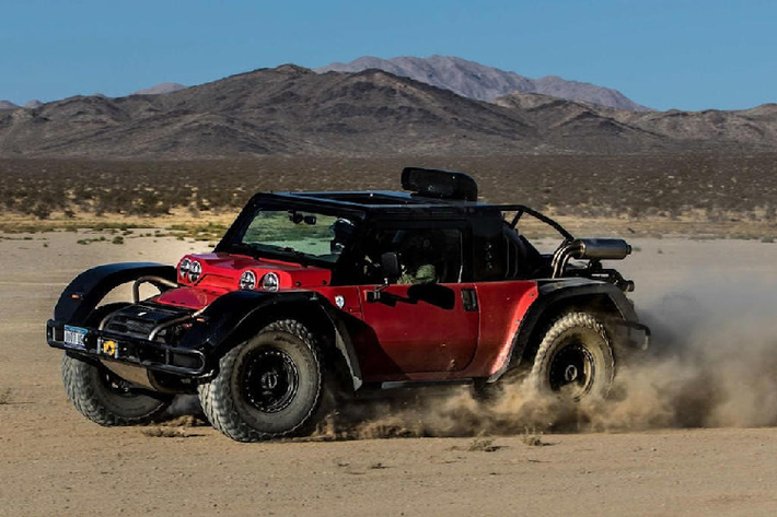 Được biết, James Glickenhaus vốn là một đạo diễn, nhà sản xuất phim kiêm nhà biên kịch. Với thú sưu tập xe hơi, đặc biệt là xe đua, ông đã đầu tư để lập nên thương hiệu siêu xe SCG vào năm 2013. Chiếc xe này bao gồm 3 phiên bản: 003C (Competizione) dành cho đường đua; 003S (Stradale) dành cho đường phố và 003CS (Competizione Stradale) – chiếc xe đua có thể hoạt động hợp pháp trên đường phố.