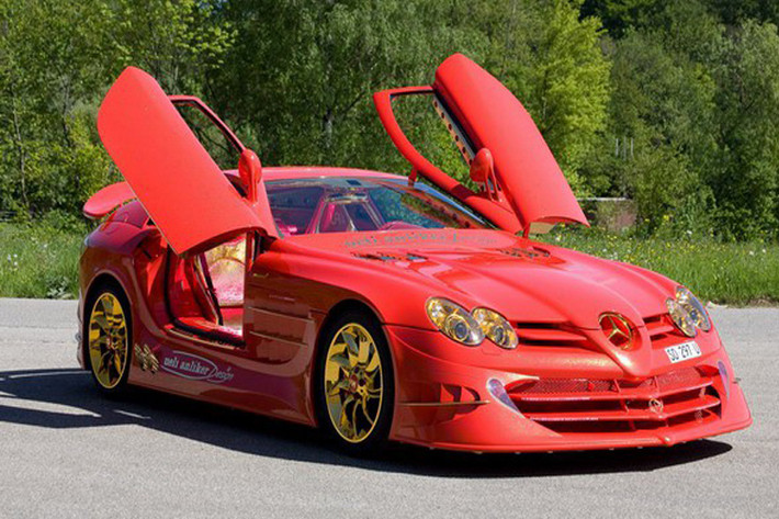 Mercedes SLR McLaren sơn đỏ là một trong những siêu xe dát vàng nhiều nhất từng thấy. Xe mang tên McLaren SLR 999 Red Gold Dream. Hãng chịu trách nhiệm là Ueli Anliker Design của Thụy Sĩ.