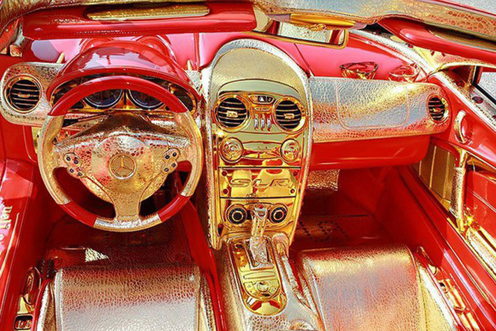 Toàn bộ nội thất bên trong xe được phủ kín bằng vàng 24k khiến người xem không khỏi lóa mắt.