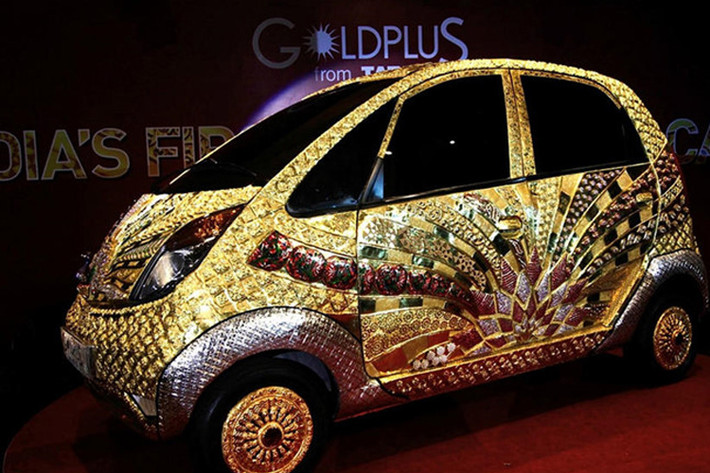 Tata Nano là một trong những xế hộp rẻ nhất thế giới với mức giá chỉ 3.360 USD tại Ấn Độ. Công ty trang sức GoldPlus đem dát 67.5kg vàng 22 cara, 12,6 kg bạc và vô số đá quý khác lên chiếc xe rẻ nhất thế giới này. Kết quả là chiếc xe có giá 4.570.000 USD. Và người ta vẫn đang chờ đợi sự giải thích có lý nhất của nhà sản xuất cho chiếc xe đắt đỏ này.