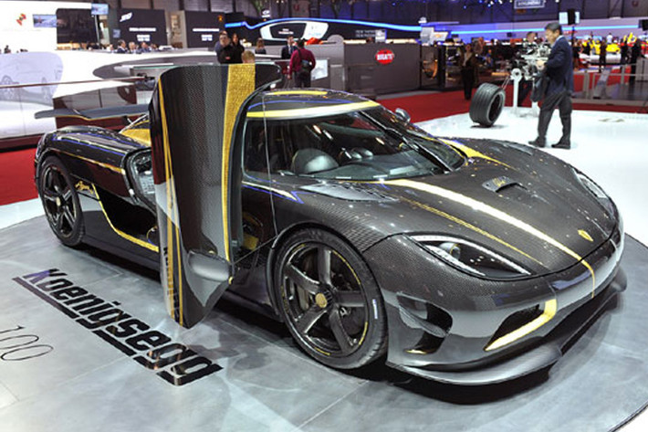 Siêu xe dát vàng Koenigsegg Agera S Hundra được sản xuất theo đơn đặt hàng riêng, sở hữu những chi tiết được dát vàng 24k sang trọng. Agera S Hundra sở hữu thân hình làm từ sợi carbon, các chi tiết trên xe được thực hiện bởi bàn tay điêu luyện của các nghệ nhân, dát vàng 24k, mang lại sự hài hòa giữa nét hiện đại và cổ điển.