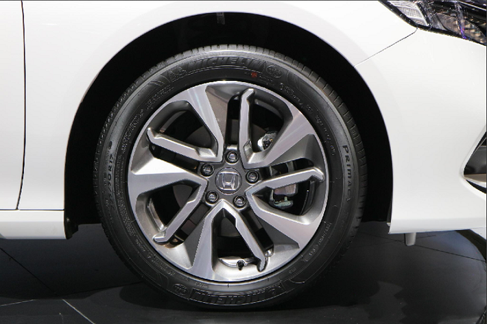 Về ngoại thất, tất cả phiên bản của Accord mới đều được trang bị tiêu chuẩn đèn pha full-LED trên hai phiên bản 1.5L turbo và 2.0L Hybrid. Trong đó, bản máy 1.5L tăng áp lắp ‘’dàn chân’’ với mâm 17 inch (225/50 R17) trong khi bản Hybrid 2.0L xài mâm lớn hơn với kích thước 18 inch (235/45R18).