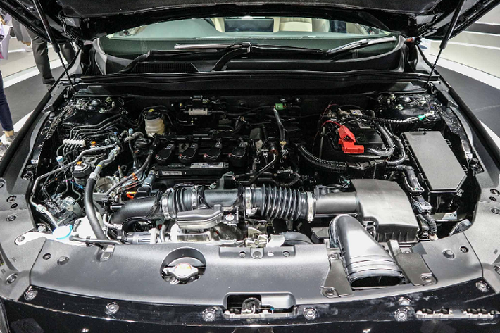 Đối với phiên bản hybrid, Accord dùng động cơ 2.0L hút khí tự nhiên kết hợp với 2 động cơ điện (184hp + 315Nm) và cụm pin lithium-ion được bố trí bên dưới sàn xe để tạo ra hệ truyền động hybrid có tên gọi Intelligent Multi-Mode Drive (i-MMD) nhờ đó, tổng công suất Xăng + Điện của Accord Hybrid đạt 215 mã lực.