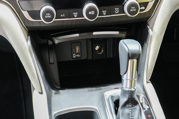 Hy vọng sau khi về Việt Nam, Accord mới sẽ sở hữu gói an toàn Honda SENSING này. Không chỉ Accord mới, Honda Civic RS 2019 đang bán tại Thái Lan cũng được trang bị gói Honda SENSING, tuy nhiên sau khi về Việt Nam gói trang bị an toàn này đã bị cắt trên Civic RS 2019 để hạ giá thành.