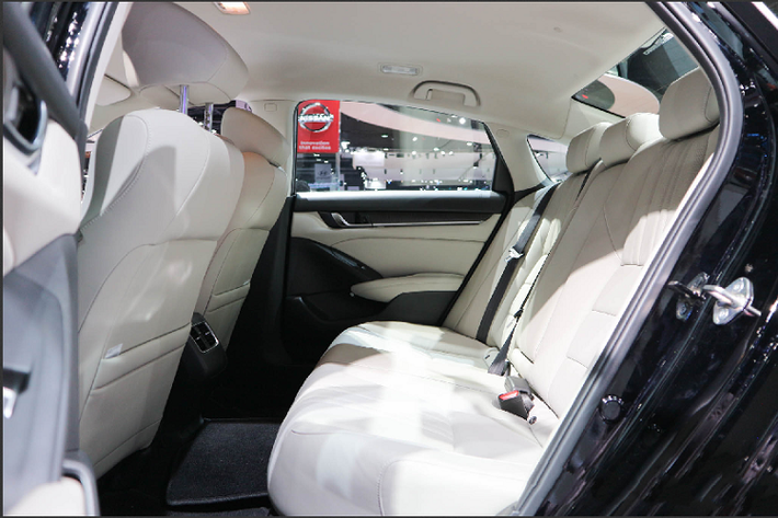 Sau khi bán ra tại Việt Nam, chắc chắn Honda Accord sẽ chịu sức ép rất lớn từ ‘’người đồng hương’’ Toyota Camry thế hệ mới đang ‘’làm mưa làm gió’’ trong phân khúc sedan hạng D. Khi nói về giá bán Honda Accord 1.5L Turbo có giá từ 1,5 triệu Bath (1,09 tỷ đồng) tại Thái.
