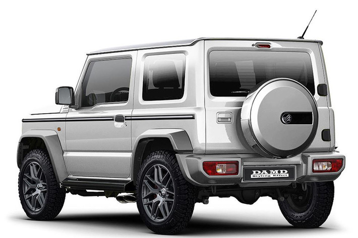 Gói Little G của DAMD có khá nhiều điểm khác biệt. Không chỉ trang bị cho Jimny bộ bodykit với thiết kế như G-Class, DAMD còn thay thế cả lưới tản nhiệt cùng đèn định vị LED, bộ mâm nhiều nan, các nẹp chạy dọc thân xe và ốp bánh dự phòng được "nhái" gần như y hệt chiếc AMG G63 thật.