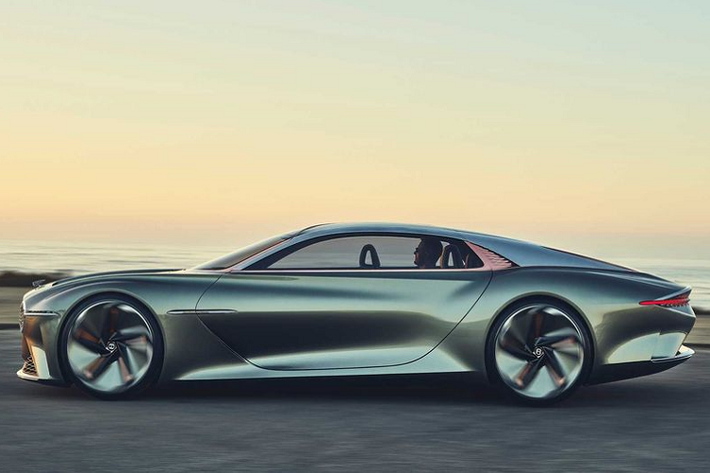 Kiểu dáng tuyệt đẹp của EXP 100 GT được tôn thêm nhờ những con số kích thước siêu khủng. Cụ thể, EXP 100 GT có thân xe dài tới 5.800 mm, rộng 2.400 mm, riêng cánh cửa xe đã chiếm tới 2.000 mm. Vì vậy mà xe có trọng lượng lên tới 1.900 kg dù thân xe được làm chủ yếu bằng nhôm và sợi carbon siêu nhẹ.