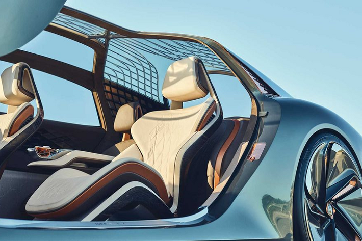 Cung cấp sức mạnh cho xe siêu sang Bentley EXP 100 GT là một hệ truyền động điện (4 động cơ điện) mạnh 1.500 mã lực, với phạm vi hoạt động lên tới 700km, xe có thể chạy nước rút từ 0 - 96 km/h trong 2,5 giây trước khi cán tốc độ tối đa 300 km/h. Khả năng sạc của xe sau khi hết điện hoàn toàn là 80% trong 15 phút sạc nhanh.