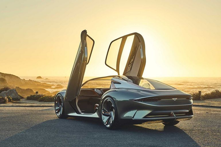 Hòa trộn giữa các yếu tố mang tính biểu tượng của Bentley với những chi tiết đến từ tương lai, xe điện siêu sang Bentley EXP 100 GT sở hữu một diện mạo vô cùng ấn tượng. Đầu tiên phải nói đến lưới tản nhiệt dạng lưới siêu lớn được tạo thành từ 6.000 bóng đèn LED, ở giữa có sự xuất hiện của một thanh đồng mỏng góp phần làm nên sức quyến rũ của mặt trước.