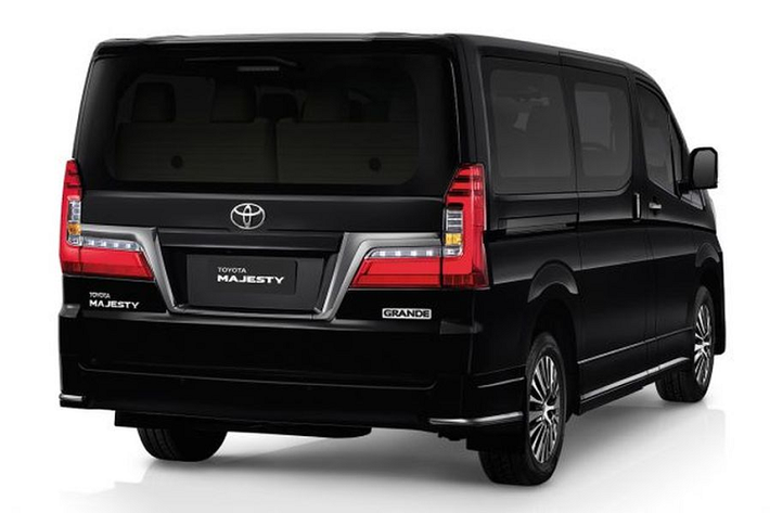 Tại Úc, Toyota Majesty 2020 mới được bán ra với tên gọi Granvia, mẫu xe van cao cấp của Nhật được xây dựng dựa trên thế hệ mới nhất của xe van Toyota Hiace - ra mắt lần đầu tiên hồi đầu năm nay. Như đã nói, phiên bản phổ thông của Majesty là Commuter, mẫu xe này được phân thành hai kiểu: Normal/Standard Roof và Long/High Roof, với kích thước dài x rộng x cao là 5.265 x 1.950 x 1.990 mm (chiều dài cơ sở 3.210 mm). Majesty được phát triển từ bản Standard Roof.