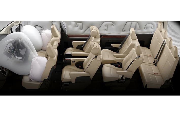 Hệ thống giải trí của Toyota Majesty bao gồm một màn hình cảm ứng 7 inch đặt ở trung tâm, có kết nối Bluetooth, định vị chỉ đường, dàn âm thanh 12 loa và hệ thống viễn thông T-Connect của Toyota Thái Lan. Về bố cục nội thất, Majesty vẫn là một chiếc xe bốn hàng ghế, 11 chỗ ngồi được chia theo cấu hình 3-2-2-4. Tất cả các ghế đều được bọc da, trong đó hai ghế ông chủ ở hàng ghế thứ hai là được chăm chút nhiều nhất với tựa đầu bổ sung, đệm cho bắp chân, tích hợp chức năng massage và có thể chỉnh điện.