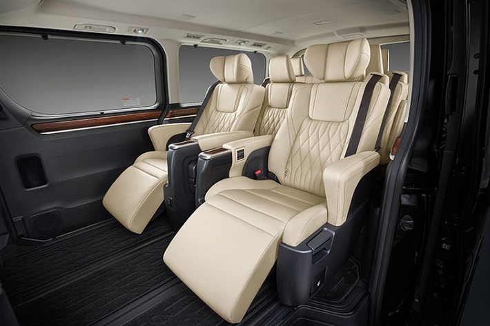 Hàng ghế thứ ba cũng có thể chuyển thành loại cá nhân bằng cách bỏ tay vịn ở giữa xuống. Cuối cùng, hàng ghế thứ tư có 4 tựa đầu và dây đai an toàn, gập 50:50 để cất gọn khi không dùng đến. Đối với những chiếc Toyota Majesty sơn màu trắng ngọc trai ở bên ngoài, khoang cabin của chúng sẽ mang tông đen, trong khi, những chiếc có ngoại thất là màu đen thì nội thất bên trong sẽ có màu đen tương đồng hoặc be.