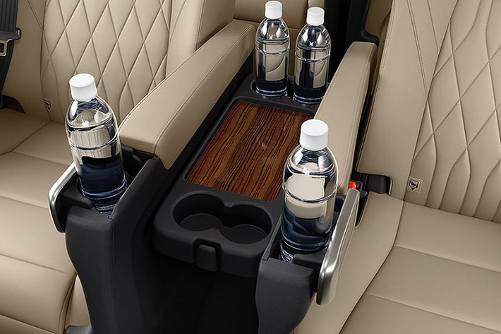 Tuy nhiên đáng chú ý hơn là bộ an toàn Toyota Safety Sense, bao gồm hệ thống cảnh báo va chạm trước, cảnh báo chệch làn, kiểm soát hành trình chủ động qua ra-đa, chùm chiếu sáng cao tự động, cảnh báo điểm mù, cảnh báo giao thông phía sau và camera hỗ trợ đỗ xe. Xe có 9 túi khí, trong đó có 1 túi khí bảo vệ đầu gối lái xe.