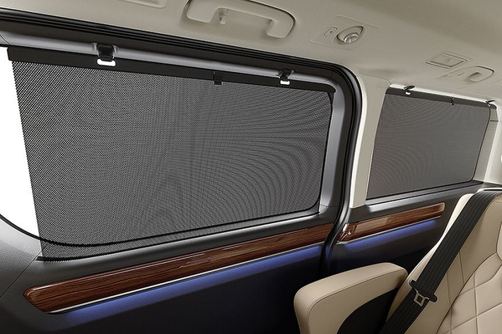 Toyota Majesty được trang bị hệ thống treo MacPherson ở phía trước và loại 4 liên kết ở phía sau, cả hai trục trước/sau đều có các thanh giằng ổn định, trong khi mỗi bánh xe hợp kim 17 inch (bọc trong lốp 235/60) đều đi kèm với phanh đĩa.