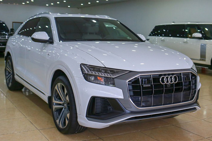 Điểm thú vị trên động cơ diesel V6 của Audi Q8 2020 chính là công nghệ mild hybrid với mạng lưới điện 40 V, cụm pin lithium-ion và máy phát điện, khởi động chạy bằng dây đai. Hệ thống này cho phép chiếc SUV đầu bảng của Audi có thể đạt vận tốc 160 km/h ngay cả khi động cơ ngắt hoàn toàn và thu hồi 12 kW điện trong lúc giảm tốc. Hệ thống giúp lượng nhiên liệu tiêu thụ của xe giảm khoảng 0,7 lít/100 km.