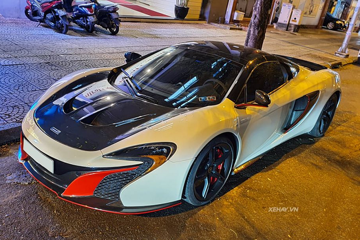 Thiết kế của McLaren 650S Spider được lấy cảm hứng từ người đàn anh McLaren MP4-12C với khung gầm bằng sợi carbon nguyên khối siêu bền và nhẹ. Phía trước xe là cụm đèn pha thiết kế tương tự như trên siêu xe P1 đem lại cái nhìn khỏe khoắn hơn cho xe, cụm đèn hậu chiếu sáng bằng hai dải LED khá độc đáo, cánh gió phía sau có thể điều chỉnh.