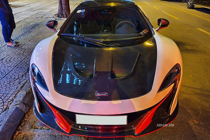 Mới đây, chiếc McLaren 650S Spider muii trần này đã được chủ nhân "lột bỏ" lớp sơn màu xanh High Gloss Green lạ mắt để thay thế bằng màu trắng tương phản. Ngoài ra nó còn được thêm một vài chi tiết làm điểm nhấn như bộ ba-đờ-sốc, đường line ở cản dưới trước/sau, trụ gương, cùm phanh và một số chi tiết ở đuôi xe đều được sơn màu đỏ tương phản. Bộ phận như nắp ca-pô, cánh chia gió trước, ốp hốc gió bên, ốp gương... của chiếc xe này đều được làm bằng sợi carbon.