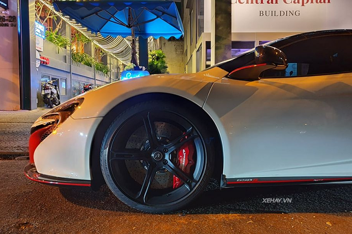 Ngoài ra, siêu xe nước Anh còn được điều chỉnh nhiều thành phần (có tới 25% bộ phận trên xe là chi tiết mới) để tăng lực ép xuống mặt đường, trực tiếp cải thiện độ chính xác khi vào cua của xe. Mâm xe 5 chấu kép to bản với đĩa phanh cỡ lớn sơn màu đỏ nổi bật