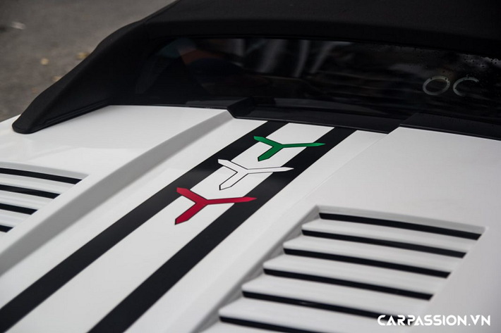 Ở phía sau, nắp máy có dạng kín thay cho nắp kính trên phiên bản Gallardo Superleggera và được trang trí với các họa tiết hình chữ Y đẹp mắt mang 3 gam màu của quốc kỳ nước Ý. Cản sau gây ấn tượng với bộ khuếch tán cỡ lớn làm từ sợi carbon, hệ thống ống xả nguyên bản gồm 4 chụp xả và đèn hậu dạng xương cá. Chiếc cánh gió cũng có cấu tạo từ sợi carbon có vai trò giúp tăng tính ổn định cho thân xe khi vận hành ở tốc độ cao.