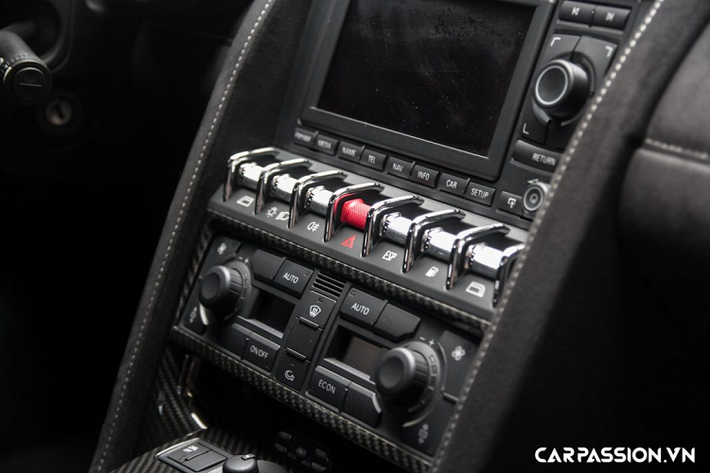 Lamborghini Gallardo LP570-4 Spyder Performante được trang bị khối động cơ V10 hút khí tự nhiên, có dung tích 5.2 lít, sản sinh công suất tối đa 562 mã lực tại vòng tua 8.000 vòng/phút và mô men xoắn cực đại đạt mức 540 Nm tại vòng tua máy 6.500 vòng/phút. Kết hợp với hộp số bán tự động 6 cấp và hệ dẫn động 4 bánh AWD, “siêu bò” mui trần chỉ mất 3,9 giây để tăng tốc từ 0-100 km/h và có tốc độ tối đa 325 km/h.