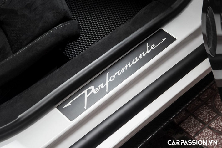 Vô-lăng 3 chấu thể thao được bọc da Alcantara cao cấp và ốp sợi carbon, tích hợp lẫy chuyển số ở phía sau. Màn hình giải trí cỡ nhỏ, các nút bấm được lấy cảm hứng từ chi tiết trên những chiếc chiến đấu cơ. Cụm đồng hồ đo áp suất dầu và nhiệt độ đặt ở vị trí trung tâm bảng táp-lô.