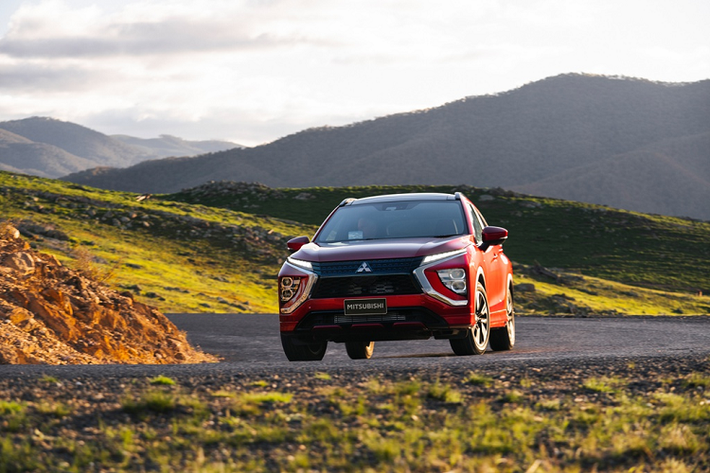 Không có sự thay đổi trong động cơ, Eclipse Cross facelift vẫn sử dụng động cơ 4 xy-lanh tăng áp 1.5L, cho công suất 146 mã lực tại 5.500 vòng/phút, mô-men xoắn 250 Nm từ 2.000 đến 3.500 vòng/phút, đi kèm với hộp số vô cấp CVT và hệ dẫn động 4 bánh toàn thời gian. Xe có hệ thống Super-All Wheel Control (S-AWC), tương tự hệ thống kiểm soát ổn định thân xe (AYC). Giá xe Mitsubishi Eclipse Cross 2021 chưa được công bố chính thức.