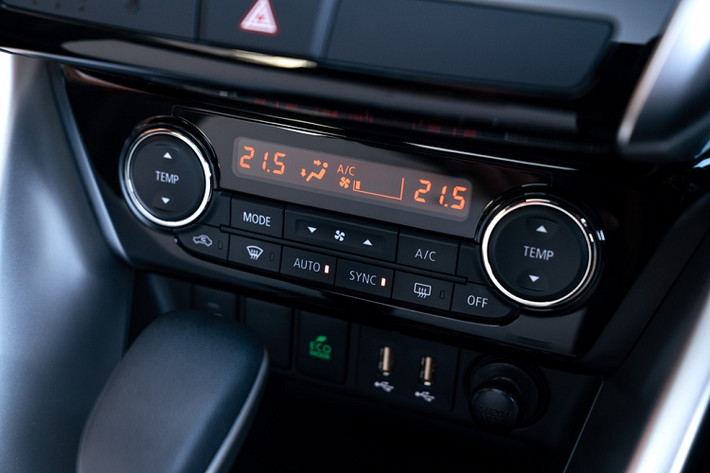 Chất lượng đồ họa của màn hình cũng được cải thiện sắc nét hơn. Tùy chọn hệ thống loa Rocker Fosgate được thay thế bằng dàn âm thanh 8 loa công suất 510 W.