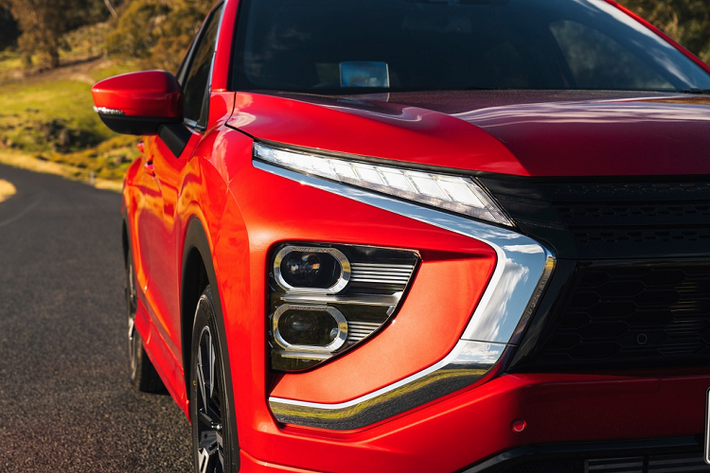 Nét thiết kế Dynamic Shield đặc trưng được sửa đổi nhẹ với lưới tản nhiệt đục lỗ vừa vặn - chi tiết vay mượn từ những mẫu xe concept Engelberg Tourer (e-Yi) và e-Evolution. Cản trước mới với 3 phần nhô ra. Việc sử dụng nhiều hơn các tấm trang trí cùng màu ngoại thất giúp chiếc xe trông sạch sẽ hơn.