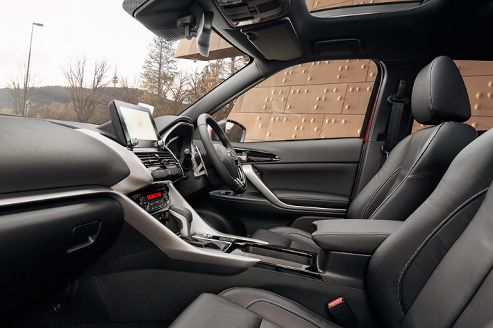 Bên trong, Eclipse Cross có hệ thống thông tin giải trí mới với màn hình cảm ứng 8 inch dời về gần người lái hơn, tương thích Apple CarPlay và Android Auto. Hệ thống định vị TomTom sử dụng mã địa lý what3words.