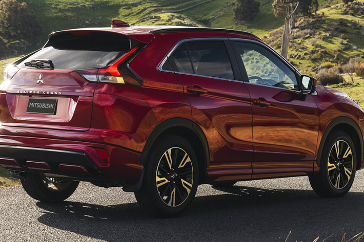 Ở phía sau, đuôi xe được tinh chỉnh. Đèn hậu chữ L tương tự như trên Xpander. Cản sau cũng được làm lại, tạo hình tương tự cản trước. Mitsubishi Eclipse Cross được trang bị bộ mâm hợp kim kích thước 18 inch, kiểu tuabin phối 2 tone màu.