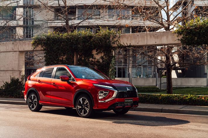 Như đã giới thiệu trước đó, Eclipse Cross thế hệ mới được tái thiết kế kiểu dáng, đặc biệt là đầu xe và phần đuôi. Giống như các mẫu xe Mitsubishi khác, đèn pha của Eclipse Cross được dời xuống dưới, họa tiết hình bầu dục mạ chrome, tách riêng biệt với dải đèn định vị mỏng ở trên.