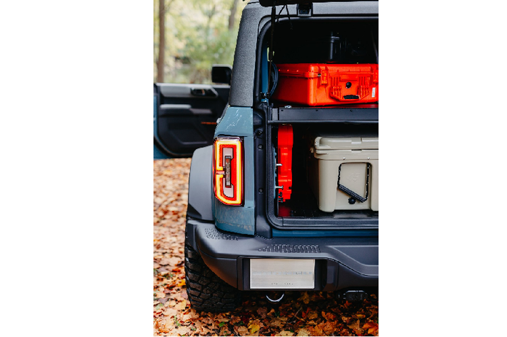 Ở phía sau, Bronco Overland Concept có chứa tất cả những gì bạn cần để tồn tại ở nơi hoang dã, bao gồm tủ lạnh ARB, bộ dụng cụ nấu ăn và bếp nấu, tất cả đều được bố trí ngăn nắp trong một hệ thống quản lý hàng hóa tích hợp. Tủ lạnh có thể trượt ra khỏi khung đỡ, và chiếc xe cũng có chứa sẵn bàn và ghế phụ để tạo thành chỗ ngồi ăn đàng hoàng.