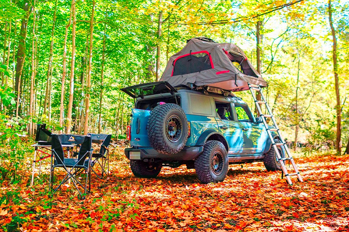 Ford Bronco Overland Concept mới có vai trò thể hiện vô số trang bị phụ kiện đối với Bronco tiêu chuẩn. Để có thể đáp ứng những chuyến đi phiêu lưu ở những nơi xa xôi hẻo lánh, Bronco Overland Concept được trang bị đầy đủ các thiết bị off-road và cắm trại, khiến nó trở thành chiếc xe hoàn hảo để vượt qua địa hình thử thách và sau đó dừng lại để cắm trại.