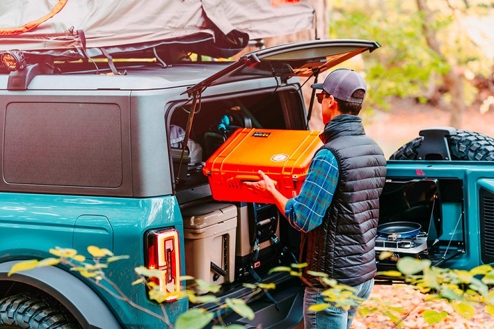 Khi đến lúc dựng trại, chiếc xe có một túp lều hạng nặng dành cho hai người từ Yakima được gắn trên nóc cùng với giá đỡ chính hãng. Hơn nữa, nóc xe cũng có một thanh đèn dài, 6 bóng đèn RIGID POD bổ sung được lắp theo cấu hình 360 độ và một ăng-ten CB cao.