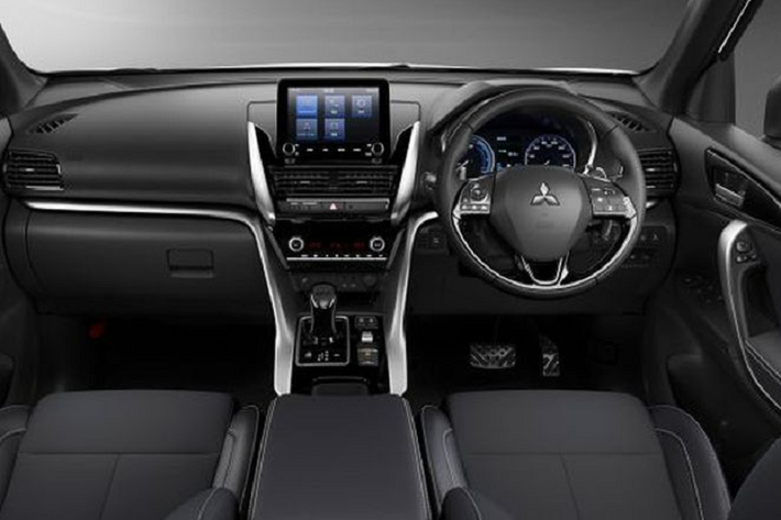 Chưa hết, Eclipse Cross PHEV còn có chức năng sạc hai chiều, cho phép chiếc xe cung cấp điện cho ngôi nhà khi cần thiết, ví dụ như những lúc ở Nhật xảy ra thiên tai như động đất hoặc ở những khu vực nguồn điện hay gặp vấn đề.