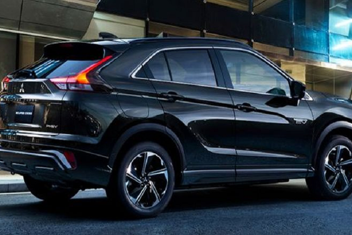 Những thay đổi đáng chú ý khác của xe gồm hệ thống âm thanh 8 loa công suất 510W, màn hình trung tâm tương thích cả Apple CarPlay và Android Auto. Bên cạnh đó, chiều dài tổng thể của Eclipse Cross 2021 đã được nới thêm 140 mm, giúp cabin xe rộng rãi hơn, đặc biệt dung tích khoang hành lý phía sau tăng thêm 18%, đạt mức 405 lít. Tại Nhật Bản, Giá xe Mitsubishi Eclipse Cross 2021 dao động từ 2,531 triệu yên đến 4,47 triệu yên (khoảng 564 - 996 triệu đồng).