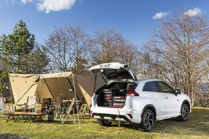 Thêm một tính năng thú vị nữa của Mitsubishi Eclipse Cross PHEV là ổ cắm AC 100 volt có thể cung cấp tới 1.500 watt để cấp điện cho các thiết bị điện tử và đồ dùng điện, điều này rất hữu ích khi chủ xe muốn tổ chức một buổi cắm trại cuối tuần với Eclipse Cross hay những hoạt động tương tự.