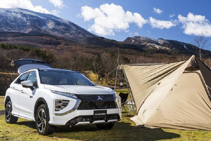 Có nguồn gốc từ Outlander PHEV, hệ truyền động plug-in hybrid của Mitsubishi Eclipse Cross bao gồm hai động cơ điện (đặt trước và sau) cho công suất lần lượt 80 mã lực / mô-men xoắn 137 Nm và 94 mã lực / 195 Nm, kết hợp với động cơ xăng 2.4L 4 xi-lanh hút khí tự nhiên 126 mã lực / 199 Nm. Như vậy, xe hoạt động trên hệ dẫn động 4 bánh, được đi kèm với hệ thống kiểm soát S-AWC của Mitsubishi, S-AWC sẽ đảm bảo phân phối lực lái hiệu quả cho xe tùy theo điều kiện đường.