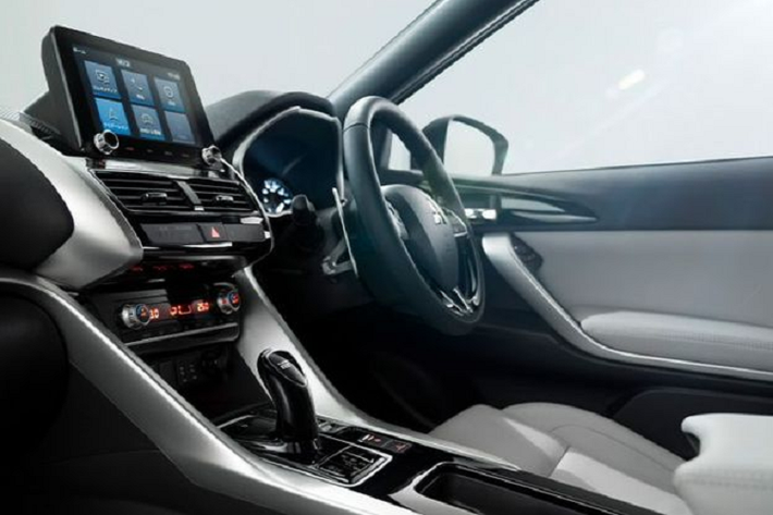 Vòng ra phía sau, đây chính là khu vực được nâng cấp tích cực nhất trên Eclipse Cross 2021, với cửa sổ phía sau và cửa cốp được tái thiết kế, không chỉ mang đến cho chiếc crossover vẻ ngoài bóng bẩy hơn mà còn cải thiện tầm nhìn. Đèn hậu giờ đây là kiểu chữ L tương tự như trên người anh em Xpander. Cản sau cũng được tinh chỉnh thể thao hơn.