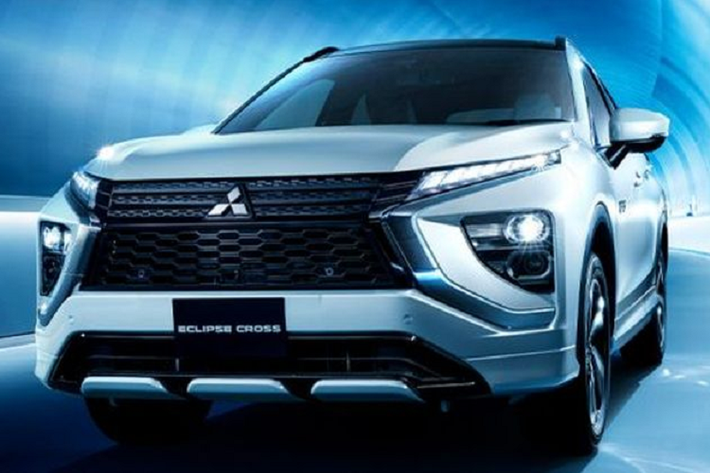 Đối với nội thất, không gian bên trong xe được làm mới nhờ các chi tiết trang trí màu đen và bạc mới, bố cục khoang lái thay đổi một chút với việc đặt hệ thống âm thanh hiển thị liên kết điện thoại thông minh (SDA) 8 inch mới gần với người lái và hành khách phía trước. Mitsubishi cũng loại bỏ các điều khiển bàn di chuột và thay bằng các núm điều chỉnh bằng xúc giác dễ hơn, thuận tiện hơn.