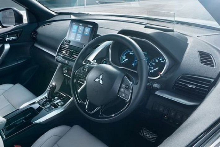 Theo số liệu hãng xe Mitsubishi cung cấp, mức tiêu thụ nhiên liệu trung bình của Eclipse Cross PHEV chỉ ở mức 6,1 lít/100 km, trong khi hai bản xăng có những con số tương ứng là 7,5 lít/100 km và 8,1 lít/100 km. Về kiểu dáng, Mitsubishi Eclipse Cross 2021 trông thể thao và hấp dẫn hơn so với mẫu xe tiền nhiệm dù chỉ với các cập nhật nhỏ như lưới tản nhiệt đục lỗ màu đen và ốp bảo vệ cản trước mới có 3 phần nhô ra tạo nét cá tính, trẻ trung.