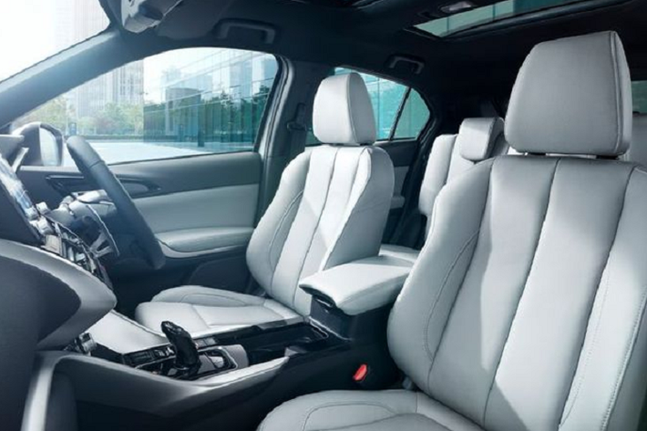 Cung cấp năng lượng cho động cơ điện cho Mitsubishi Eclipse Cross PHEV mới là bộ pin lithium-ion 13,8 kWh, 300 volt gắn dưới sàn xe. Bộ pin này sẽ được sạc đầy trong khoảng 4,5 giờ nếu dùng loại sạc AC 3,7 kW, và dễ dàng sạc từ 0 - 80% chỉ trong 25 phút với sạc nhanh DC 22 kW. Ngoài ra, động cơ xăng cũng có thể sạc lại cho pin.