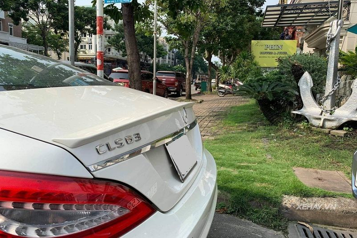 Bên cạnh khối động cơ ngang siêu xe tại thời điểm xe mới ra mắt, Mercedes-AMG CLS 63 đời 2012 còn gây ấn tượng bởi diện mạo hầm hố với logo ngôi sao 3 cánh nằm giữa lưới tản nhiệt, hốc hút gió kéo dài 2 bên sườn xe, ống xả kép 2 bên, cụm đèn pha với 71 bóng LED và dải LED phía dưới, bộ la-zăng AMG hợp kim 5 chấu 19 inch, hệ thống phanh đục lỗ do AMG phát triển, cản sau mạnh mẽ, bộ khuếch tán sau cũng cá tính hơn.