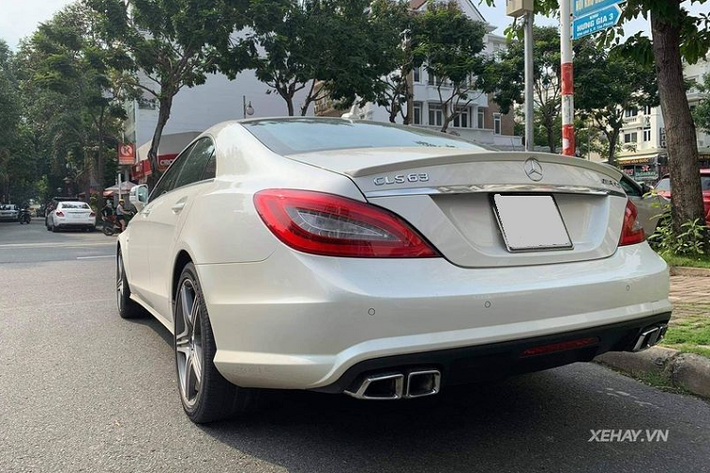 Mặt khác, dù đã 10 năm tuổi, nhưng nội thất của CLS 63 AMG vẫn khá sang trọng và đẳng cấp ngay cả khi so với tiêu chuẩn của xe hơi ngày nay. Cabin xe có nhiều chi tiết ốp gỗ đắt tiền cùng ghế thể thao AMG bọc da Nappa, vô lăng chấu kiểu xe đua với các phím điều khiển đa chức năng, hệ thống âm thanh Harman Kardon® Logic 7, hệ thống đa phương tiện COMMAND, chức năng LINGUATRONIC điều khiển bằng giọng nói trên vô lăng...
