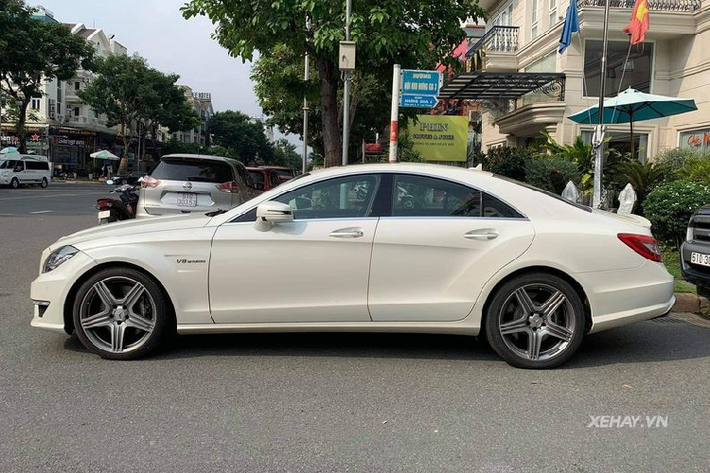 Mercedes-AMG CLS 63 còn được trang bị đáng kể các công nghệ an toàn hiện đại như hệ thống tự động bảo vệ Pre-safe, ổn định thân xe, hỗ trợ lực phanh khẩn cấp, chống trượt, hỗ trợ đỗ xe vào khoảng trống, camera hỗ trợ quan sát ban đêm và 8 túi khí.