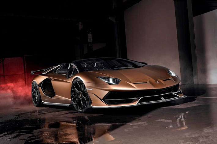 Phần đuôi xe của siêu xe hàng hiếm Lamborghini Aventador SVJ mui trần được tạo hình hoàn toàn mới với điểm nhấn chính là việc ông xả tròn đặt trên cao và cánh gió đuôi khổng lồ thiết kế rất khác biệt so với các dòng xe Lamborghini bản giới hạn được nhìn thấy trước đó.