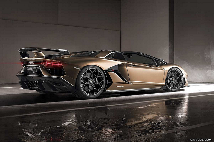 Nắp khoang động cơ trên Lamborghini Aventador SVJ mui trần trùng màu với thân xe đi kèm với đó là các khe gió để làm mát khối động cơ V12 bên trong Lamborghini Aventador SVJ Roadster vẫn được trang bị khối động cơ V12, dung tích 6,5 lít, sản sinh ra công suất tối đa 759 mã lực và mô-men xoắn cực đại 720 Nm. Động cơ kết hợp cùng hộp số ISR bảy tốc độ và hệ thống dẫn động bốn bánh.
