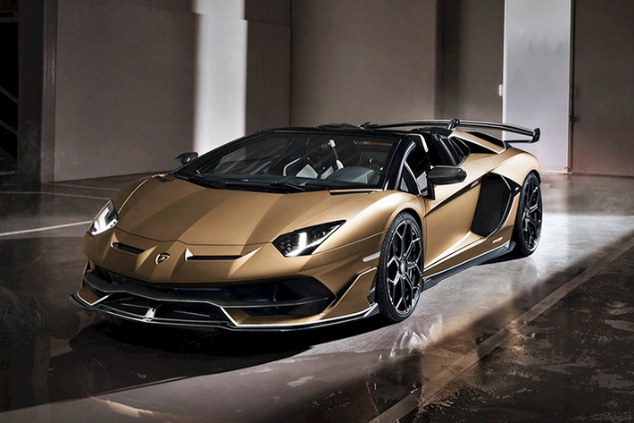 Điểm nhấn đầu tiên của Lamborghini Aventador SVJ mui trần so với bản trước đó chính là việc xe có bộ cản va trước và lưới tản nhiệt theo kiểu dáng bo tròn rất khác biệt so với góc cạnh mà hậu duệ mui trần của dòng xe Lamborghini Super Veloce trước đó theo đuổi chính là Lamborghini Aventador SV Roadster.